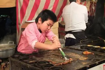 <p>ช่วยพ่อขูดกระทะ</p>