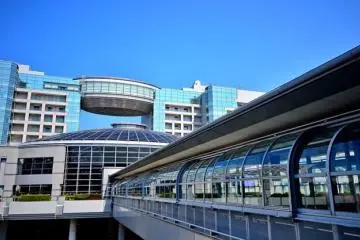 ภายนอกออกคารที่เดินเชื่อมไปขึ้นรถไฟเข้าเมืองครับ ที่นี่มีรถไฟ 2 เจ้าคือ JR และ NANKAI (Photo: VVatcharapong Kongvatcharakool)