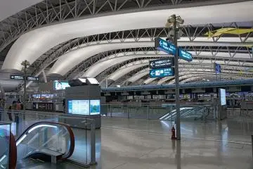 ภายในอาคารโอ่โถงสวยงามมาก (Photo: <a href="https://commons.wikimedia.org/wiki/File:Kansai_International_Airport01n4272.jpg" target="_blank" rel="noreferrer noopener nofollow">663highland</a> / <a href="https://creativecommons.org/licenses/by-sa/3.0/deed.en" target="_blank" rel="noreferrer noopener nofollow">CC BY-SA 3.0</a>)