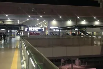 <p>สะพานเดินเชื่อมระหว่างอาคารสนามบินและอาคารรถไฟ</p>