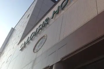<p>ด้านหน้าของโรมแรมแบบใกล้ชิดติดขอบ</p>