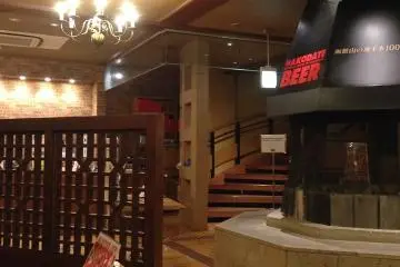 <p>บรรยากาศด้านหน้าเมื่อเข้ามายังร้าน</p>