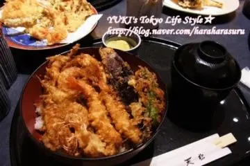 <p>한상 듬뿍 차려진 덴동과 덴푸라 정식</p>