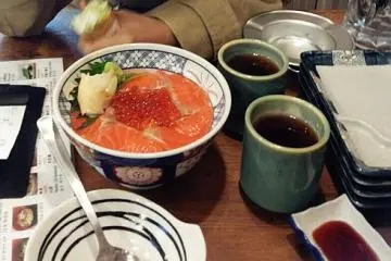 <p>ข้าวหน้าปลาดิบกับไข่ปลาแซลมอน ที่รสชาติ สด อร่อย จนเหมือนเหาะได้</p>