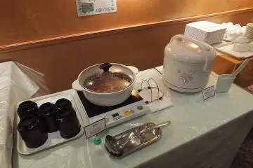 <p>ซุปมิโสะร้อนๆ และข้าวญี่ปุ่น</p>
