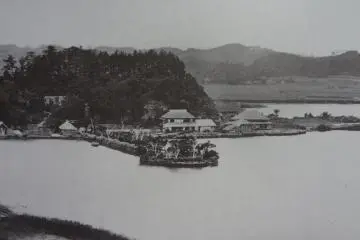 At first, take a look at the Beato photo of Chiyomoto. There is a forest on the left, a small shrine on the peninsula, and a two-story house sitting in front of the forest. (Photo: F.Beato)