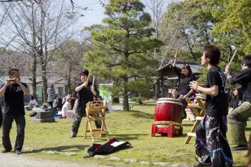 Estudiantes dando una función de Taiko