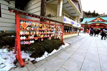<p>ป้ายขอพรบริเวณทางเข้าส่วนหนึ่งของศาลเจ้าโกโคขุ(Gokoku Shrine)</p>