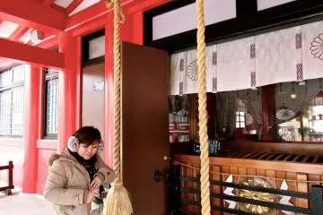 <p>ทำบุญขอพรพร้อมสั่นระฆังตามธรรมเนียมไหว้พระชาวญี่ปุ่น</p>