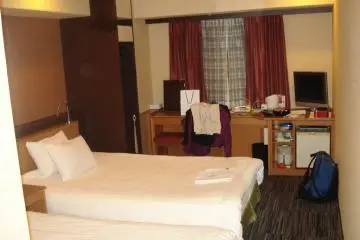Room to swing your elbows--unlike some of Japan's "cozier" business hotels (Photo: Vika)