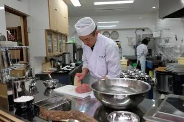 <p>สาธิตวิธีทำโมจิกันสดๆ&nbsp;</p>