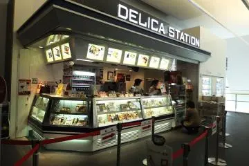<p>ร้านอาหาร มีขายอาหารกล่อง หรือ เอกิเบน ที่ขายจริงๆตามสถานีรถไฟด้วย</p>