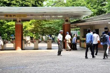 <p>ทางเข้าฝั่งประตู Shinjuku จะมีตู้หยอดซื้อตั๋วอยู่ด้านหน้าทางเข้าเลย</p>