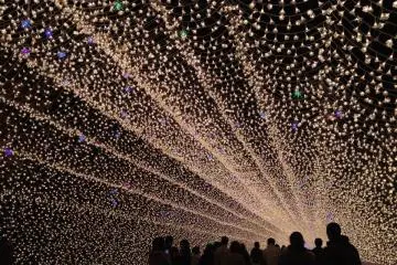 <p>อุโมงค์แสงสีทองในอีกมุมหนึ่ง</p>
