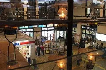 <p>ภายในของสถานีมีการตกแต่งด้วยหลอดไฟโบราณที่ให้แสงสีส้มเหลือง ทำให้สถานีแห่งนี้มีโทนสีนวลชวนฝันมากครับ</p>
