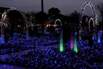 <p>ทะเลหมอกแห่งแสงสีฟ้าอ่อนและซุ้มคริสตัลสีขาวเรียกความสุข&nbsp;</p>