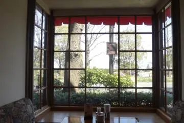 Even on weekdays, if you would like to have a nice table near the window with a view of picturesque Yamashita Park and the bay just across the street, I recommend that you call before you go.