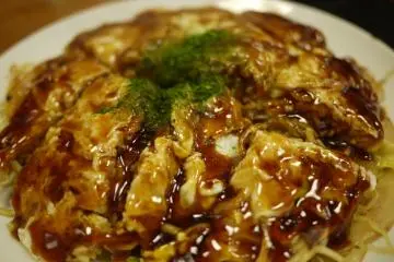 Micchan standard okonomiyaki (Photo: <a href="http://www.flickr.com/photos/gethiroshima/" target="_blank" rel="noreferrer noopener nofollow">gethiroshima.com</a>)