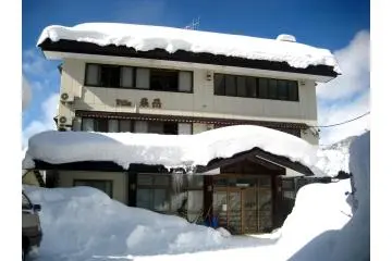 <p>วิลล่า โนซาวะ (Villa Nozawa) เกสต์เฮ้าส์ที่หลังคาถูกห่มคลุมด้วยหิมะตลอดเวลา</p>