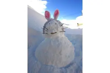 <p>ตุ๊กตาหิมะที่ช่วยแต้มเติมสีสันให้เมืองสีขาวน่ารักสดใสมากขึ้น</p>