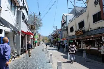 <p>ถนนมีช่องคนเดิน ซึ่งปั่นจักรยานได้เช่นกัน</p>