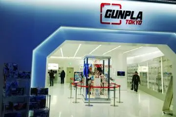 <p>Ganpla Tokyo > สิ่งที่น่าสนใจด้านหน้าโซน&nbsp;Gundam Front Tokyo นี้ก็คือศูนย์รวมแห่ง Ganpla (ガンプラ) หรือ Gumdam Plastic Model ตัวต่อกันดั้มที่เป็นที่นิยมไปทั่วโลกนั่นเอง ซึ่งภายในจัดแสดงโมเดลหุ่นยอดฮิตที่ต่อกันไว้หลายรุ่นจัดแสดงไว้ในตู้อย่างสวยงาม สำหรับพระเอกสุดคลาสสิกนั้นเห็นจะเป็น Mobile Suit Gundam หรือ Gundam 0079 (Gundam&rsquo;79) อันถือเป็นหุ่นยนต์กันดั้มเวอร์ชั่นแรกของโลกที่ออกฉายทางทีวีในปี ค.ศ.1979 นั่นเอง&nbsp;</p>