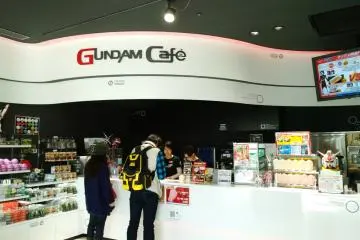 <p>พักกับยักษ์ > อย่าลืมแวะ Gundam Cafe โซนพักผ่อนที่มีขายตั้งแต่ขนมอร่อยๆ, ของที่ระลึกเก๋ๆ, ไปจนถึงแก้วโปรดยอดนิยมอย่าง Gundam Latte ที่ชวนจิบทีเดียว</p>