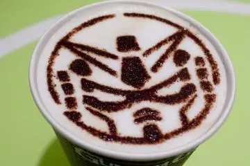 <p>ยักษ์ร้อนๆ จ้า > มาแล้ว มาแล้ว&nbsp;Gundam Latte กาแฟน่าจิบที่พิถีพิถันตั้งแต่การเลือกการแฟ ไปจนถึงเบลนด์ในสูตรพิเศษ ตบท้ายด้วยการชงอย่างประณีตและโรยหน้าฟองนมด้วยผงโกโก้ให้เป็นรูปกันดั้มอย่างสวยงามน่าหลงใหล</p>