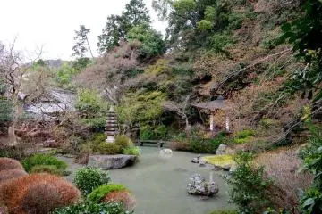 사원 뒤편에 있는 연못 정원