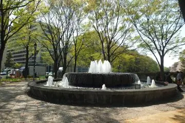 <p>ลานน้ำพุที่หน้าทางออกสถานีรถไฟใต้ดิน</p>