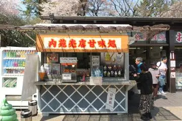 <p>มีร้านขายของกินเล่นด้วย</p>