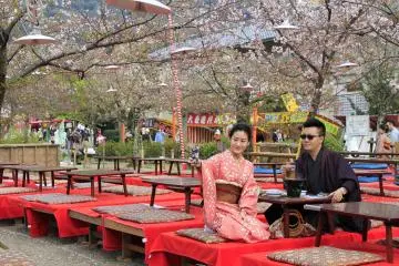 <p>หนุ่มสาวสวมชุดประจำชาติในเทศกาลฮานามิ</p>