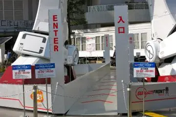<p>เดินลอดหว่างขากันดั้ม!</p>
