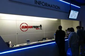 <p>ด้านหน้า&nbsp;Gundam Front Tokyo เป็นบูธขายบัตรค่าเข้า</p>