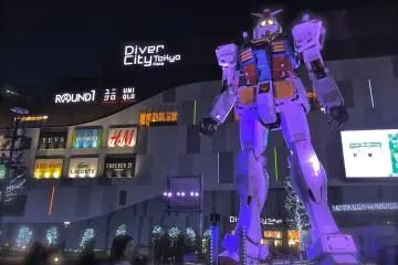<p>อีกมุมที่น่าทึ่งของ หุ่นรบRG 1/1 RX-78-2 Gundam Ver. GFT ในตอนกลางคืน</p>