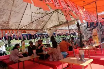 <p>บรรยากาศของร้านรวงตอนกลางวัน</p>