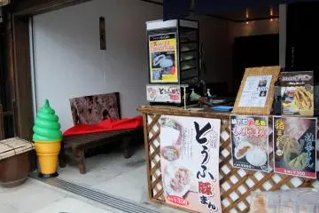 <p>มีอาหารท้องถิ่นน่าลองเป็นร้อยๆแบบ</p>