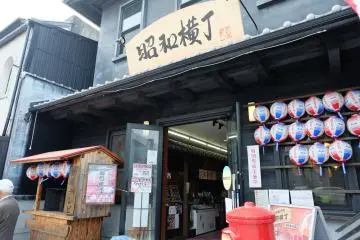 <p>ตรงกลางถนนเส้นหลักจะมีที่รวมร้านอาหารขนาดย่อม สามารถซื้ออาหารเข้าไปนั่งกินด้านในได้</p>