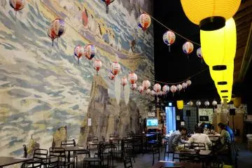 <p>บริเวณที่นั่งพักด้านใน สามารถซื้ออาหารมาทานได้เลย</p>