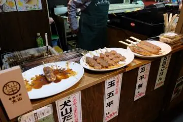 <p>เด็งกากุ เต้าหู้ย่างเสียบไม้</p>