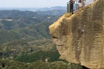 <p>Ask someone to stay behind at the Ruriko Observatory to take your picture standing on the steep cliff named&nbsp;Jigokunozoki also known as "hell watch stand."</p>