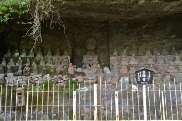 <p>The 1,500 stone figures of Tokai Arhats&nbsp;were chiseled from special stones brought in from Izu by the sea. Each are marvelous masterpieces depicting the spirit of eternal benevolence.</p>