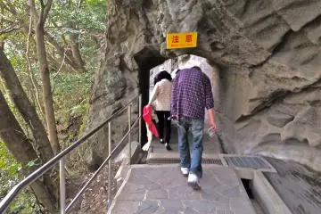 <p>2,000 steps, natural pathways and low hanging cliffs over-head make for an interesting hike throughout Mt Nokogiriyama.</p>