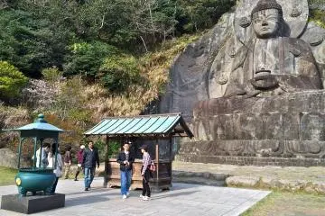 <p>The 31-meter-tall seated image of Yakushi Nyorai, the Buddha of healing and medicine, was created in the late 1700s by master artisan Jingoro Eisei Ono and his many apprentices.</p>