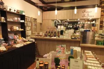 <p>ร้านขายน้ำหอมและของฝาก</p>