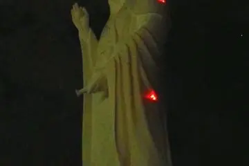 호텔 옆에 서있는 센다이 다이카논의 야경. 이 동상은 100미터이기 때문에 위치를 나타내기 위해 빨간색 항공기 경고등이 항상 켜 있다!