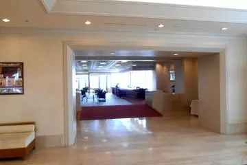 아침의 호텔 로비. 창문 너머 호텔 라운지는 좋은 경치를 제공한다.
