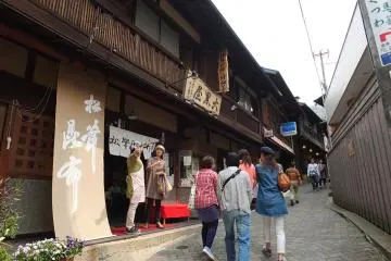 <p>ร้านค้าในบรรยากาศบ้านโบราณตลอดเส้นทางเดิน</p>