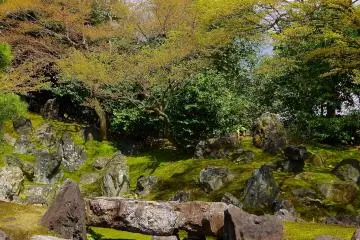 <p>Giant stones made after the image of a bridge</p>