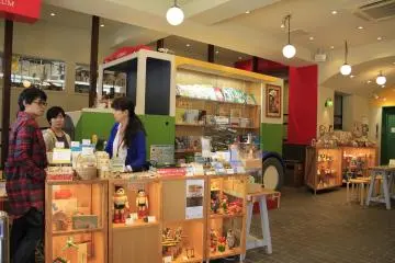 <p>ชั้น 1 ที่เคาน์เตอร์</p>
